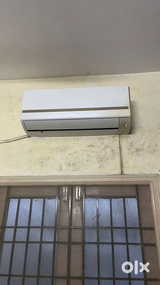 Good condition 1.0 ton hitachi inverter AC