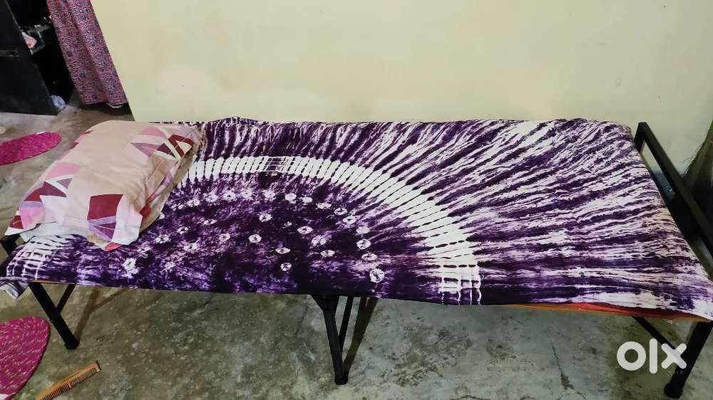 Folding bed 2 pillows and mattress