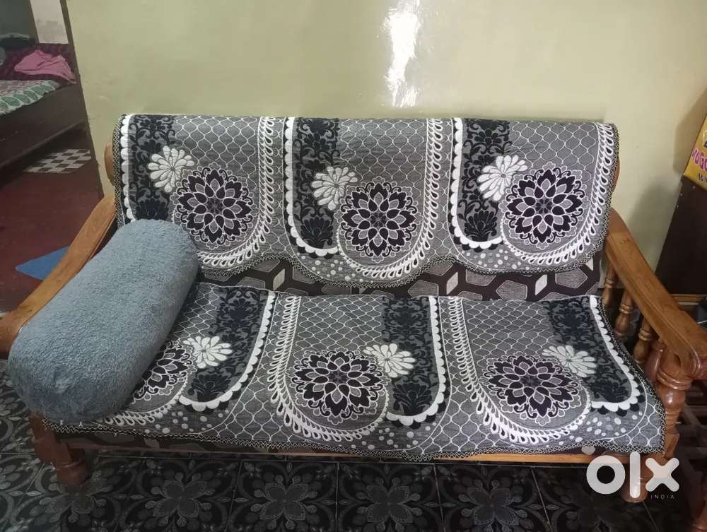 Sagon wooden good condition 5 seater sofa for sale