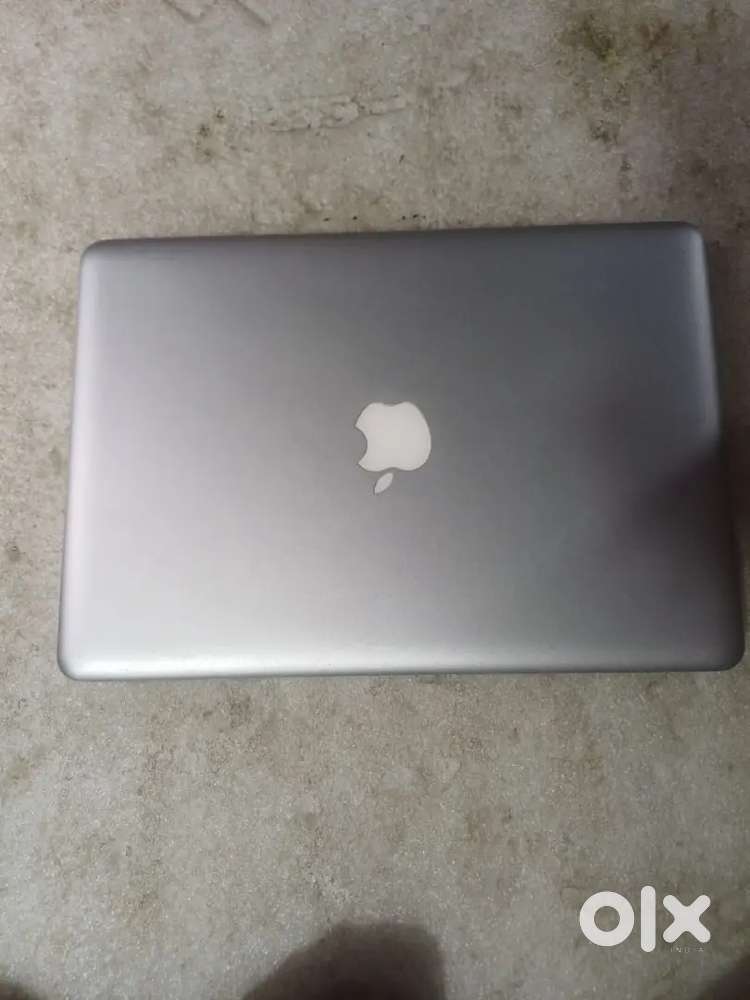 Apple laptop i5 8GB RAM GB