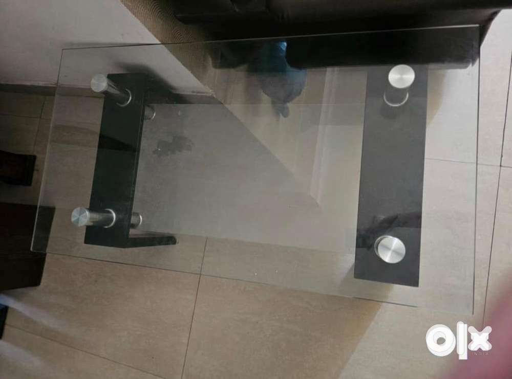 Centre glass table