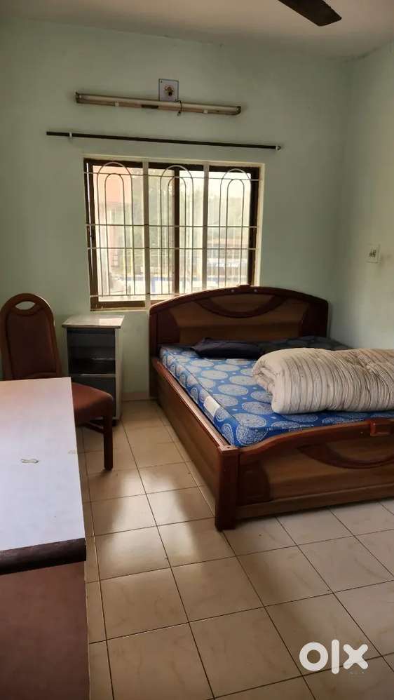 Wooden double bed, 6×5