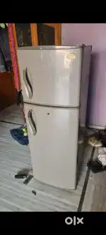 LG fridge bilkul sahi chlta hai koyi dikkat nahi hai ( tokri tut gyi h