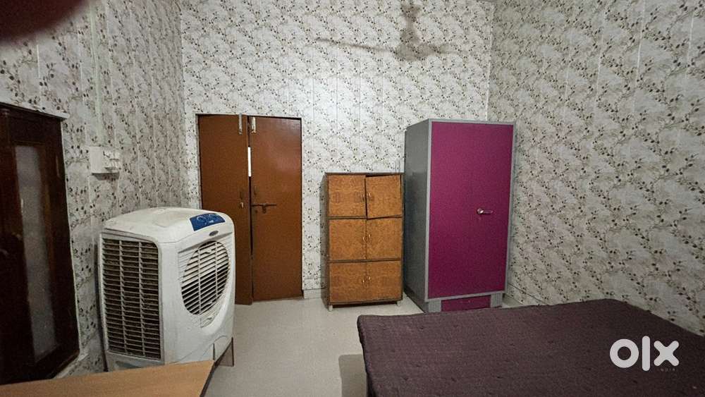 1 room for girls with 1 bathroom and 1 kitchen in sharing