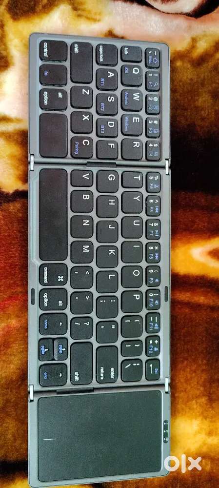 Wireless keyboard with bluetooth connection and foldable