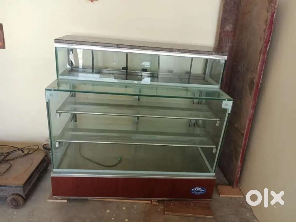 Bakery glass stand showcase