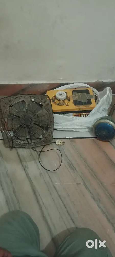 1 chota Fan,1 exhaust fan, 1 mixer grinder