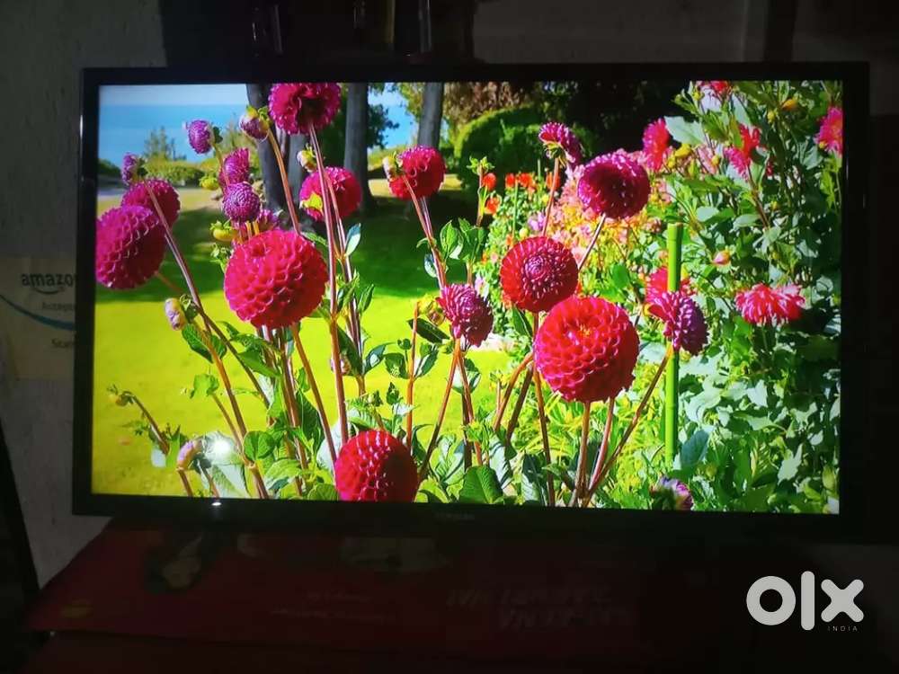 32 INCHES SAMSUNG SMART SLIM LED TV. Wifi / bluetooth/ usb/280 Chanel.