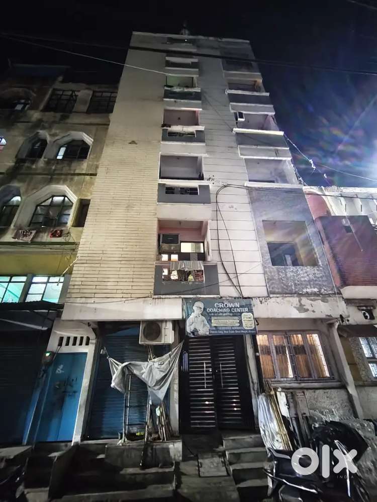 Flat for Sale – 3rd Floor, Main Road पर, Prime Location