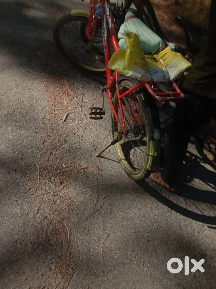 साइकिल बेच रहे हैं
