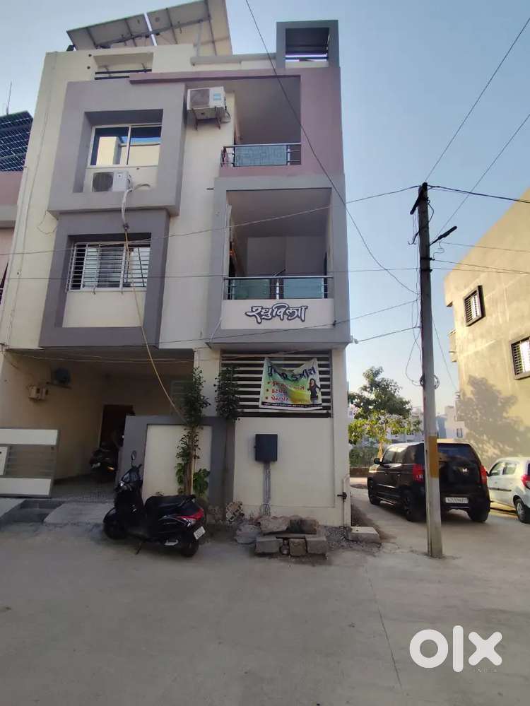 કોર્નર નું ત્રિપ્લેક્સ ઝાંઝરડા રોડ પર રોડ થી ખુબ નજીક મોકા નું.