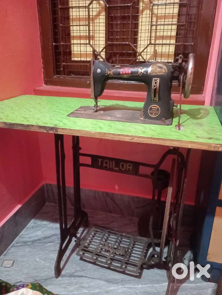 Tailor Sewing Machine with Table