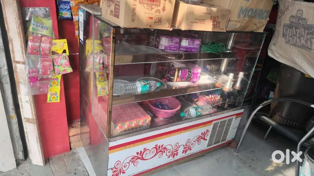 Cake display freezer