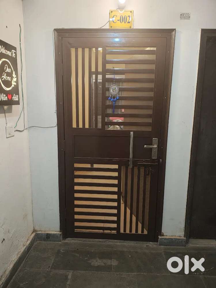 Selling on urgent basis ,big size 3bhk plus servant flat