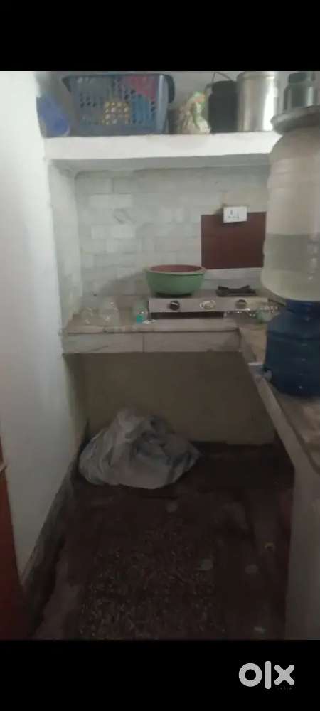 roommate chahiye 2bh ka flat hai 2400 pade ga ek koi ka room accha hai