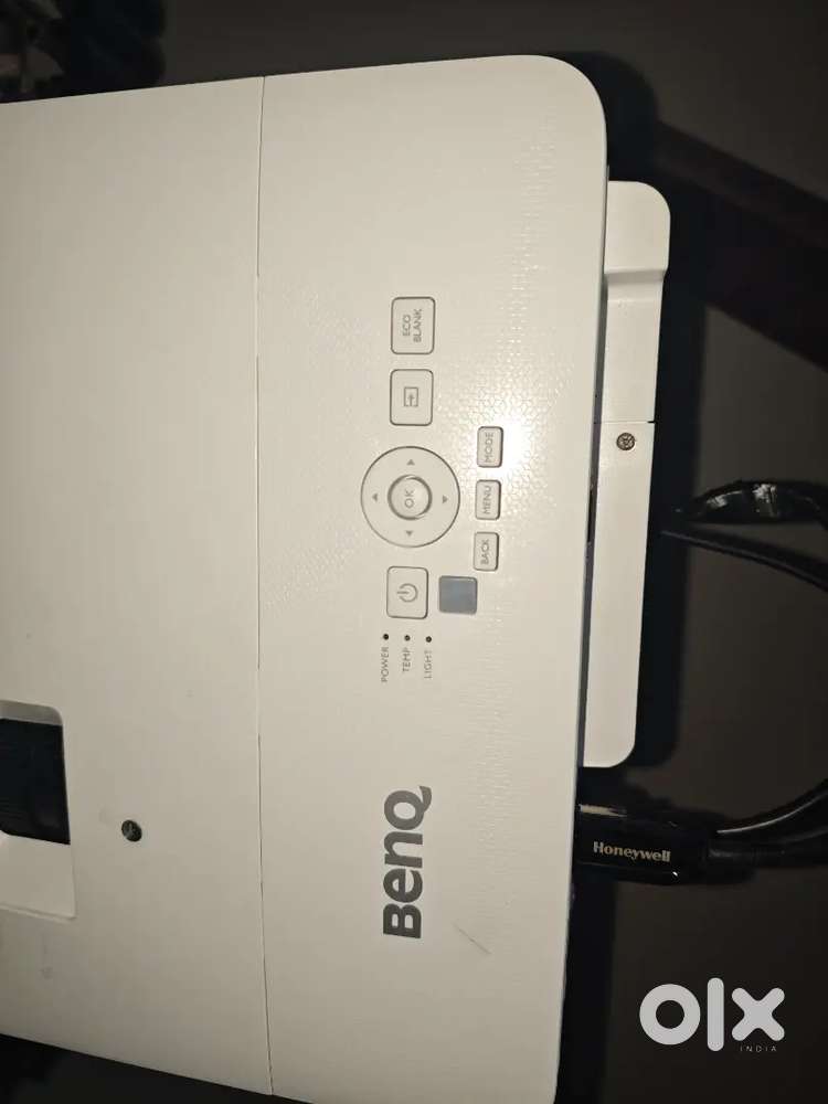 Benq tk 700 sti projector with 120 inch foldable screen