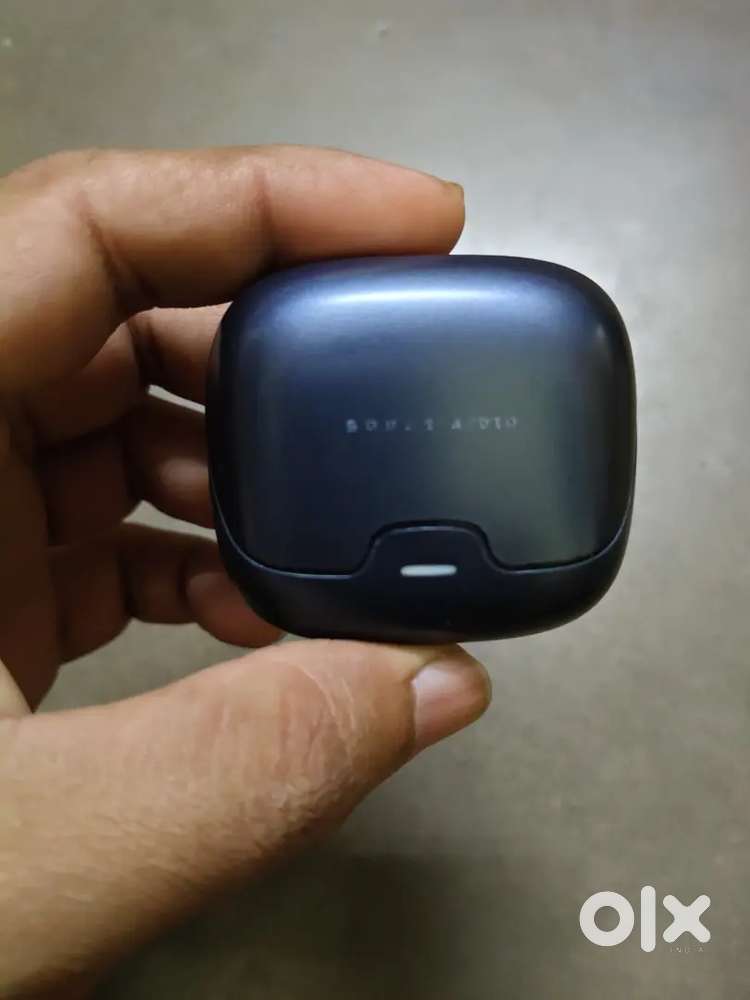 Boult earbuds in One Side left
