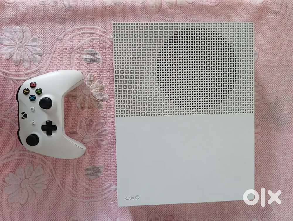 Xbox One s 500 gb conditions like new