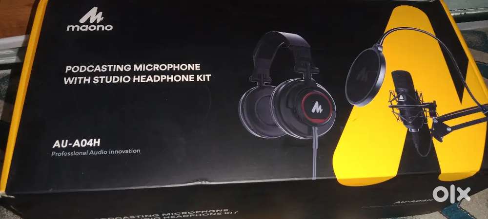 Podcasting microphone with studio headphone kit