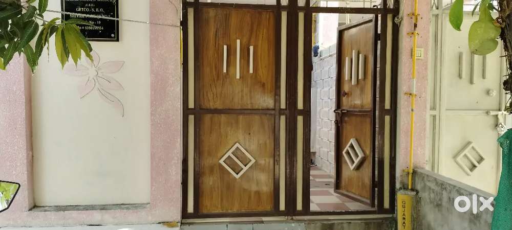 2 બેડરૂમ 2 હૉલ 3 બાથરૂમ વેચવાના છે.