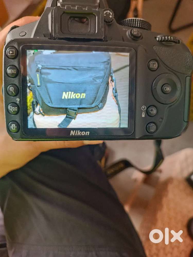 NIKON D3200 SINGLE HAND USE