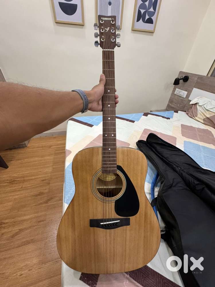 Yahama F310 acostic guitar