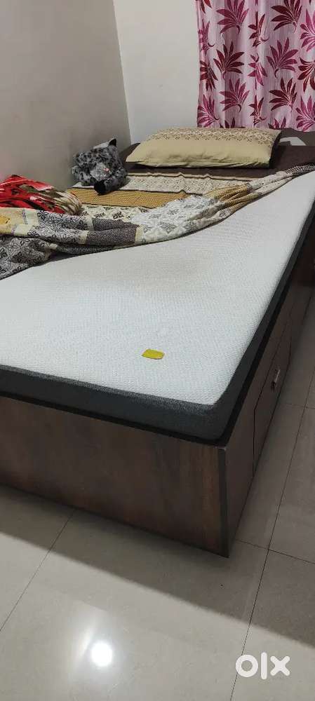 Diwan size bed with wakefit mattress