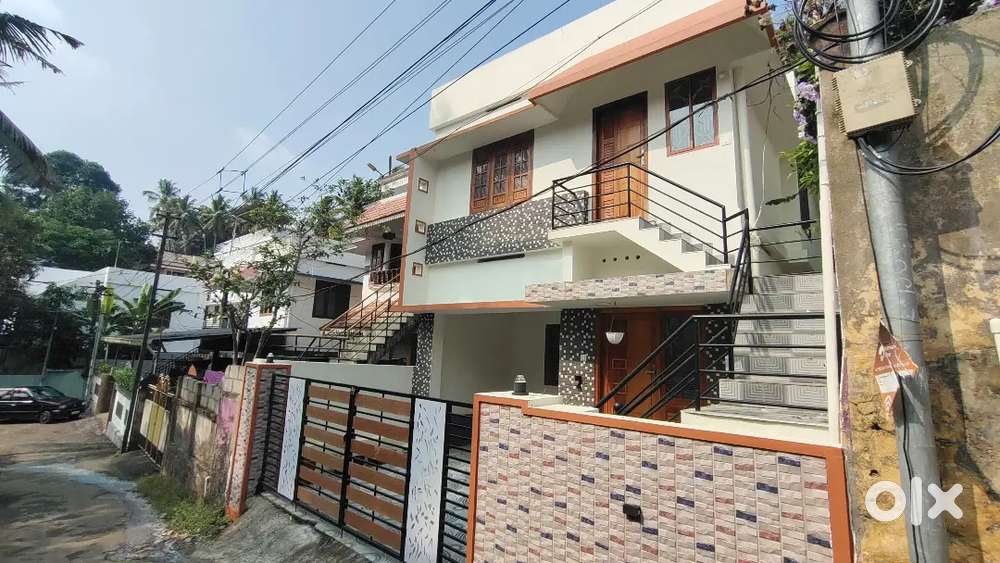 4BHK WELL-MAINTAINED HOUSE FOR SALE IN THAMALAM POOJAPURA