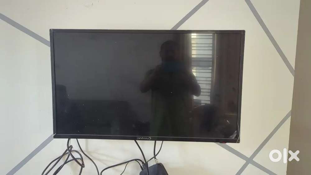 32 LED TV with Airtel dish in Good Condition for Sale