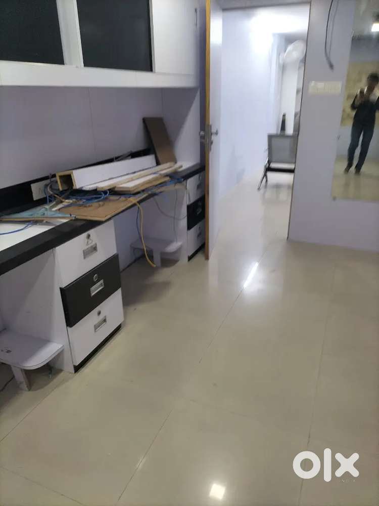 Mani road 1st floor available in rent show room type