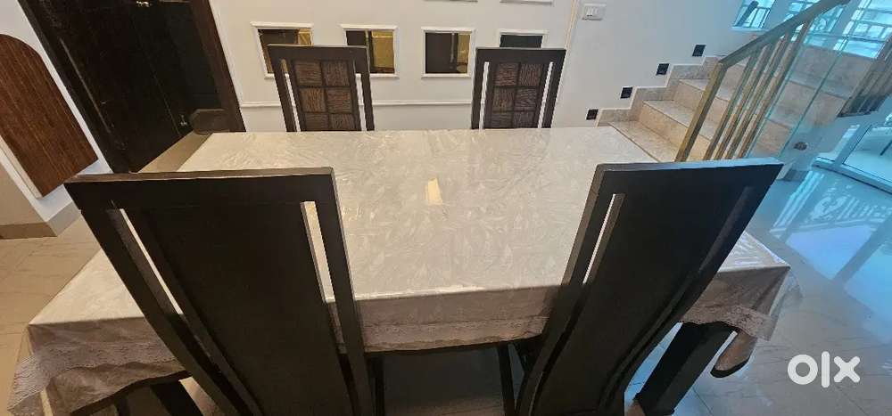 For Sale : Elegant wooden dinning table with 4 chairs