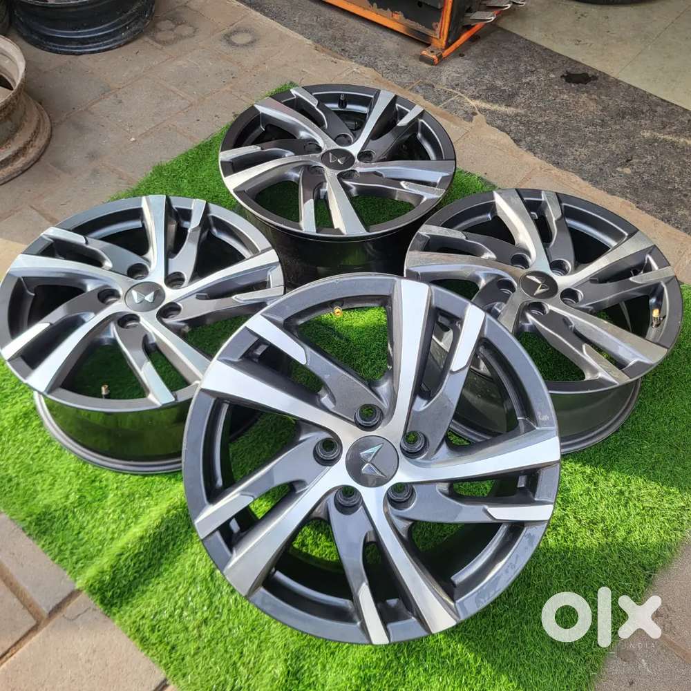 I want to sell Mahindra XUV 700 17 Alloy wheels.