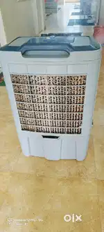 Cooler with 12-15 liter tank capacity