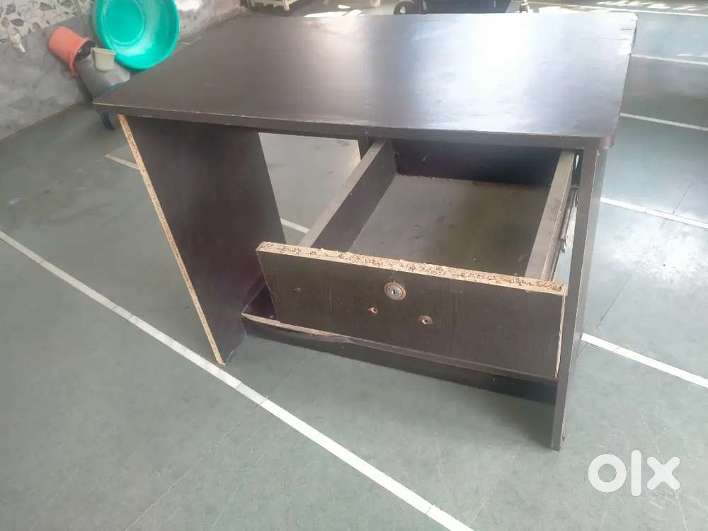 Computer table