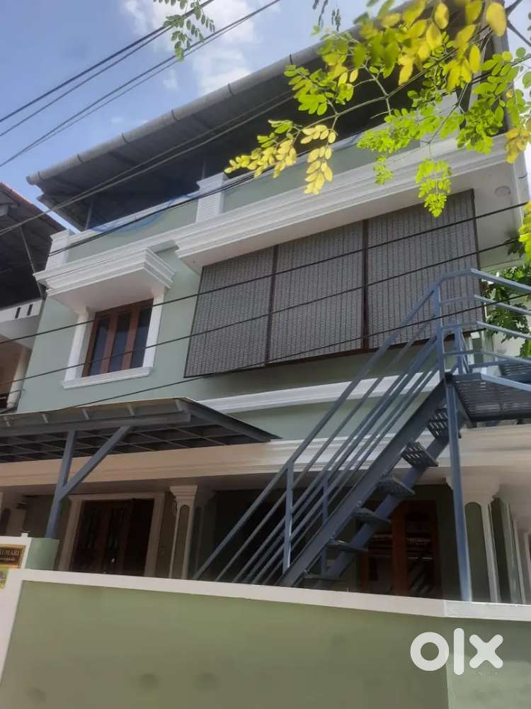 2 SHARING LADIES PG IN VYTTILA  CHALIKAVATTOM  2 SHARING