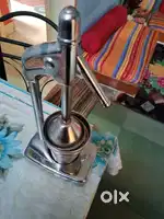 Hand juicer