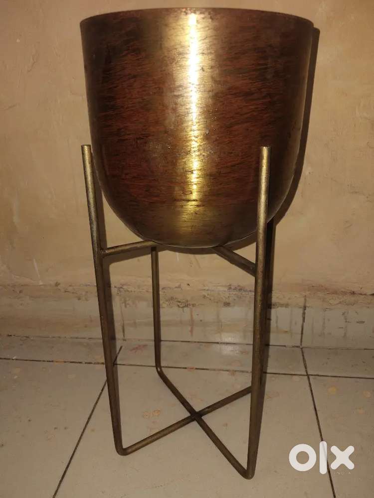 New model style flower basket with gold and  with stand