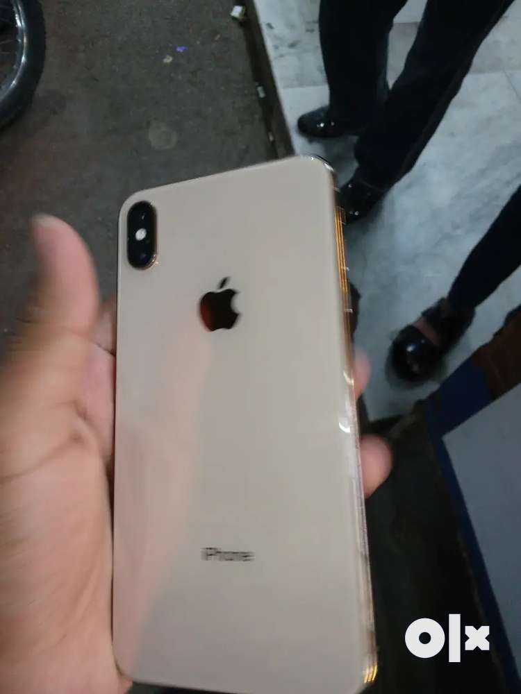 IPHONE xsmax gold 256GB in clean condition for sale