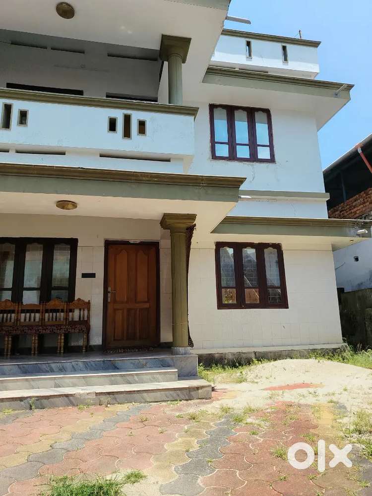 2 Apartment with 2 shops in the front