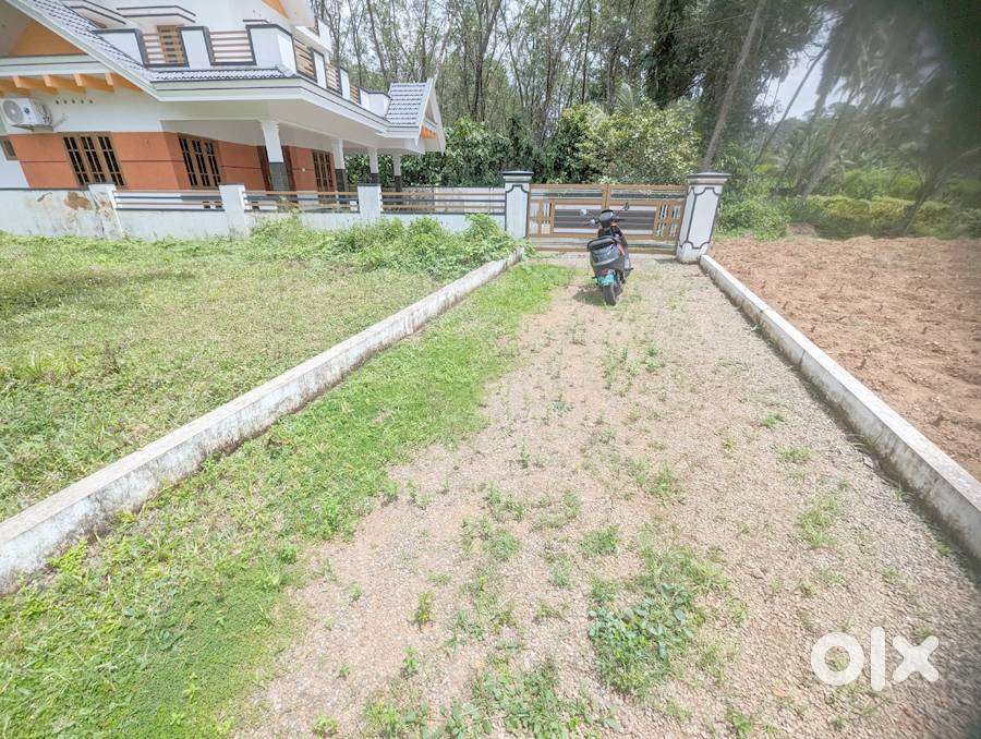 House plot 21 cents near Kuruppumthara Railway station 1.40 lakh/cent