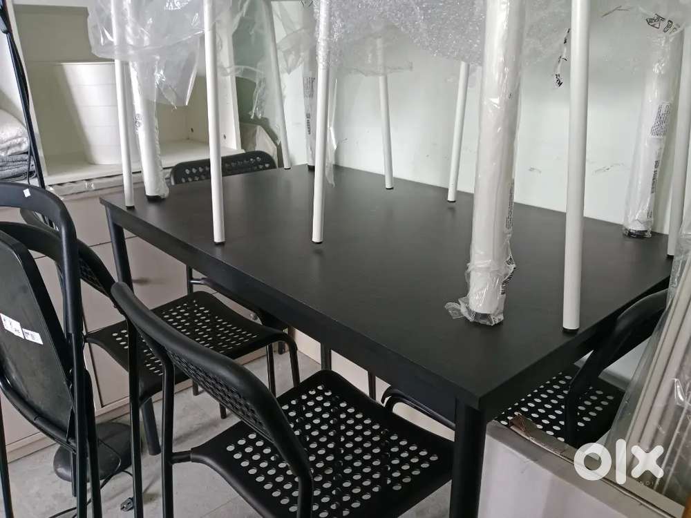 Table set with 4 chairs