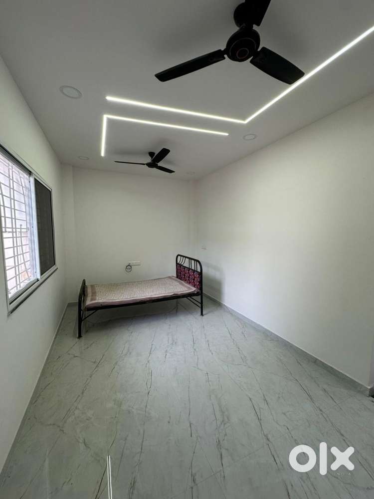 Rent: Independent floor for students/bachelors