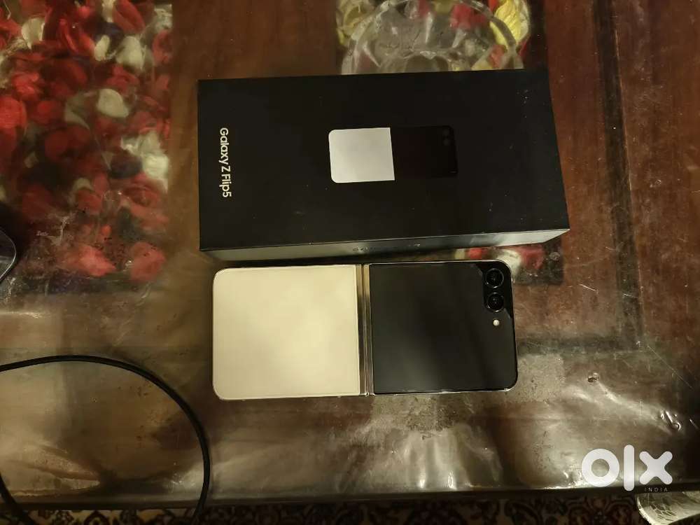 Flip 5  folding phone  global 2 months old