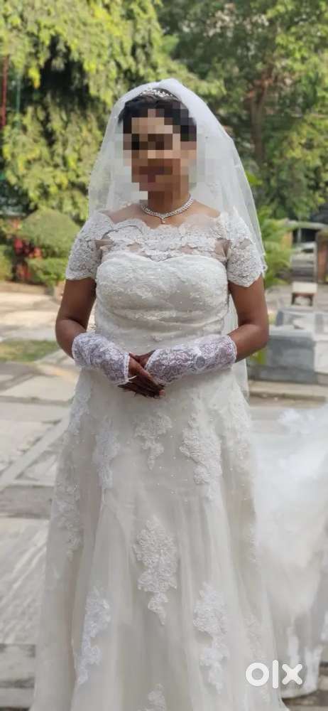 Elegant Pre-Owned Wedding Gown – Size 12–14