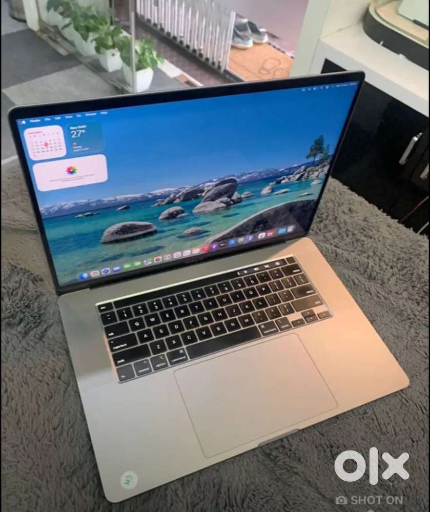 2019 model mac book pro 15 inches i7 16 gb ram 500 gb storage