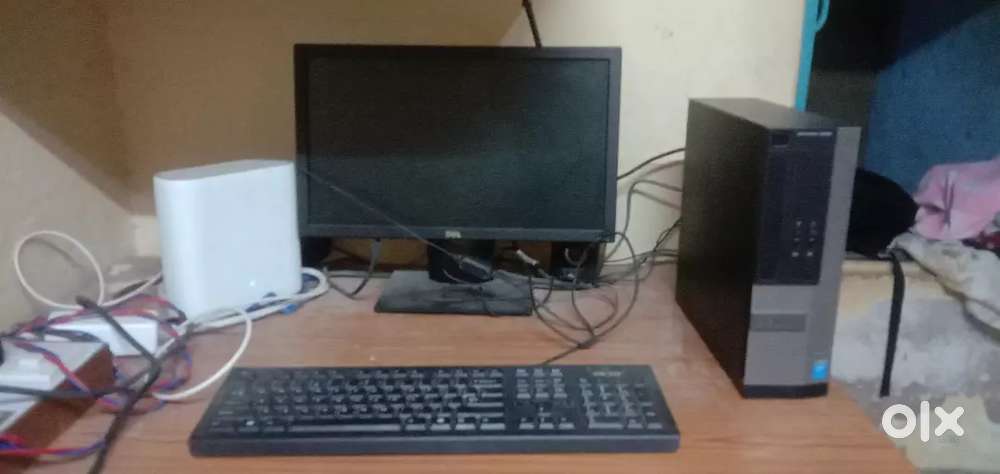 It's a Computer of DELL and it supports Windows 10