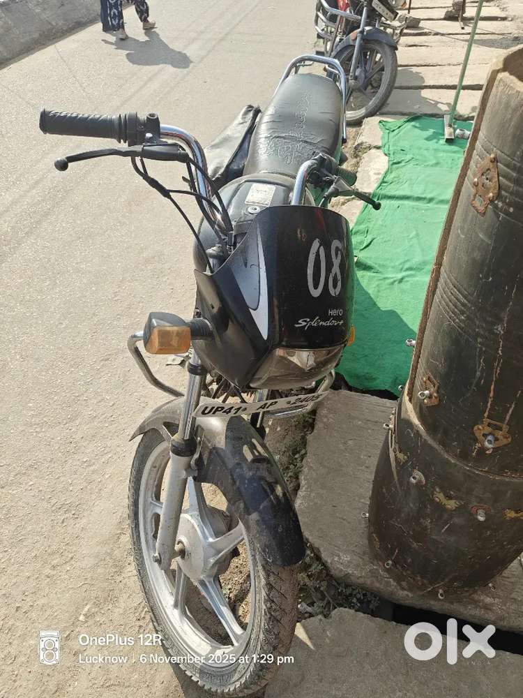 Splendor Plus 2019 August ka Mahina new tyre pade hue hain