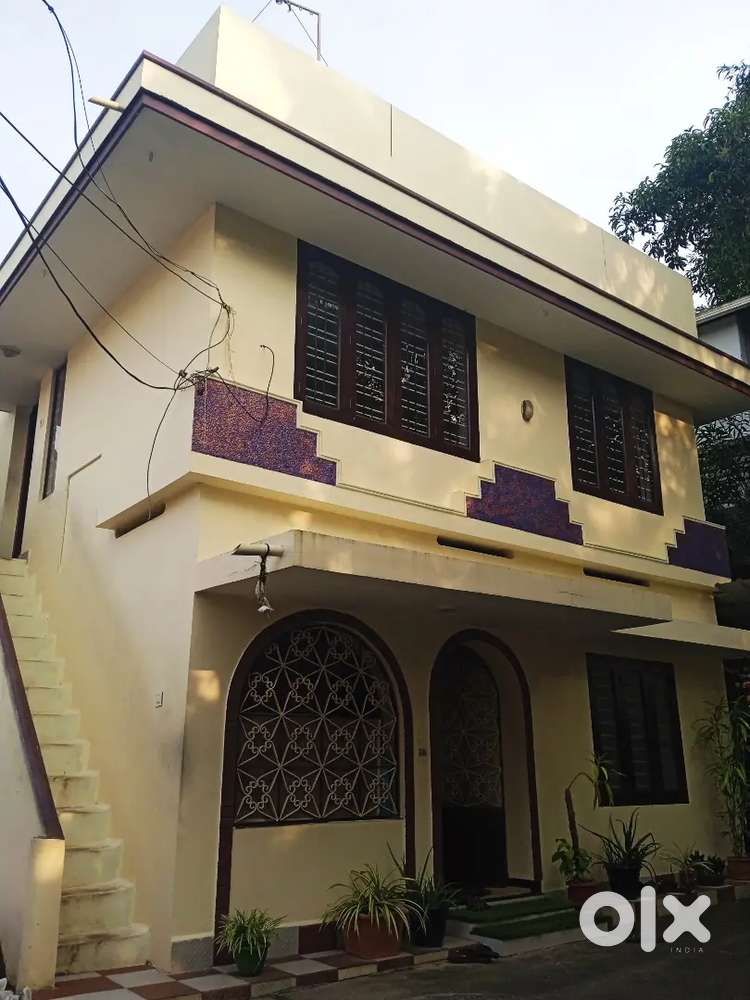 രണ്ടാം നില വീട് വടക്കെയ്ക്ക്