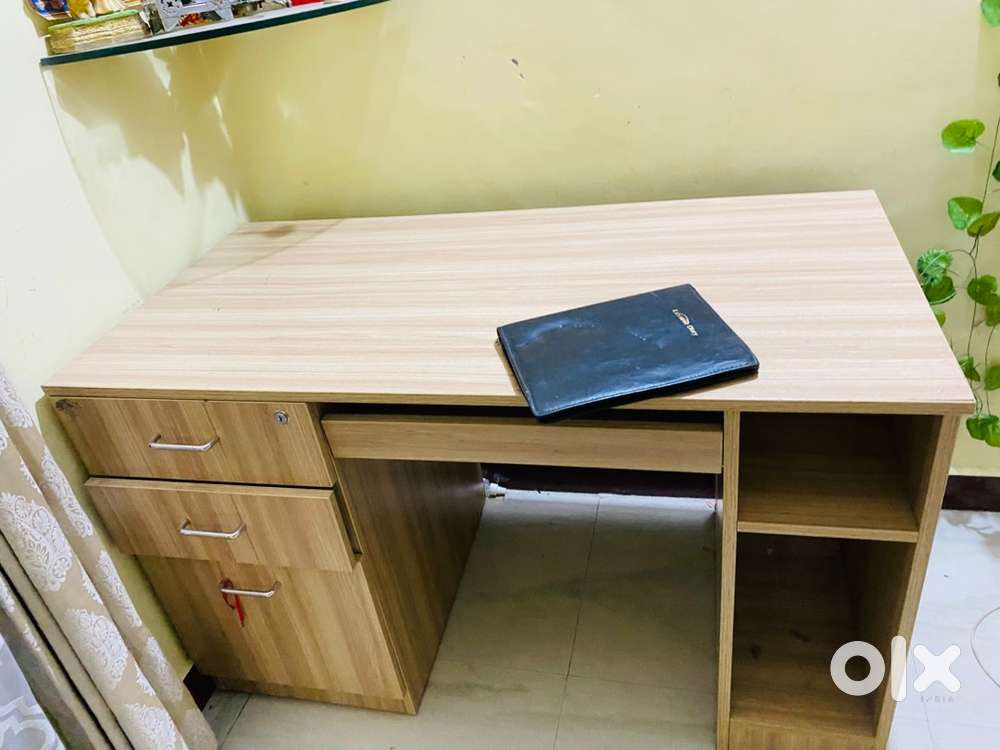 Computer Table in Good Condition for Sale