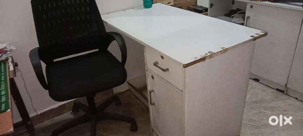 Fast sell good condition, Counter table, with heavy quality chair